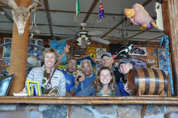 Encontro com um simpático grupo de americanos em restaurante em praia próxima à Mulegé, na Baja California - México